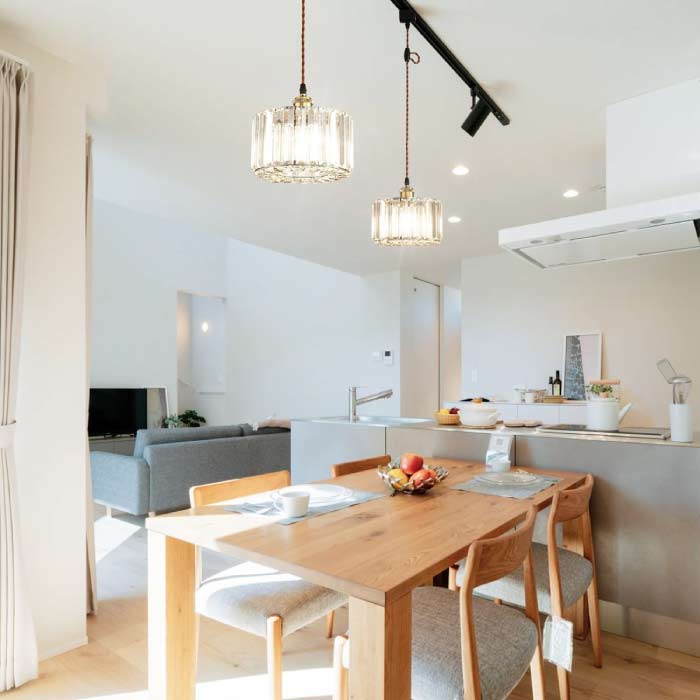 北欧風の水晶シェードが魅力のペンダントライト。引掛・ダクトレール式対応で設置簡単。おしゃれ空間に最適！