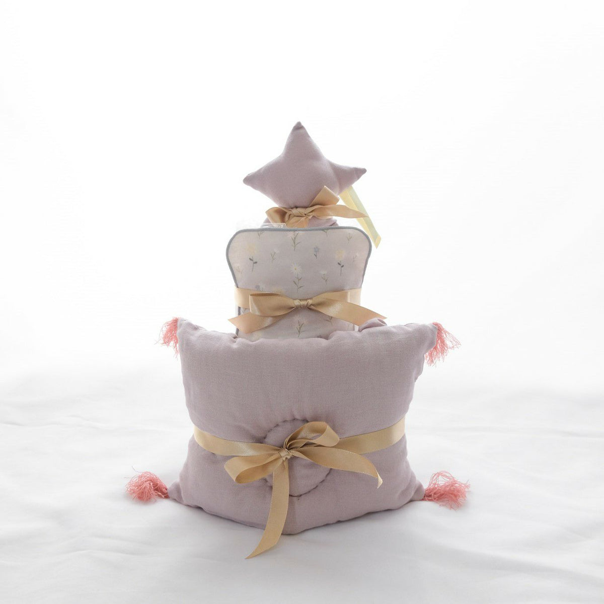 おむつケーキ 出産祝い ベビーピローとラトルのベビーケーキ お祝い おむつ コットン 綿 ピロー 枕 かわいい おしゃれ 赤ちゃん ベビー 男の子 女の子 男女兼用 ガーゼ 枕 ラトル ガラガラ 鈴 星 スター ハンカチ プレゼント ギフト 日本製