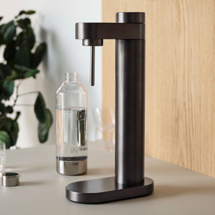Stelton 炭酸水サーバー 薄型 スリム 炭酸注入 炭酸水メーカー 卓上 おしゃれ 専用ボトル付き 小型 コンパクト オフィス用 ドリンクメイト対応 ガスシリンダー別売 スタイリッシュ 北欧 ソーダメーカー キッチン用品 家庭用 プレゼント ギフト