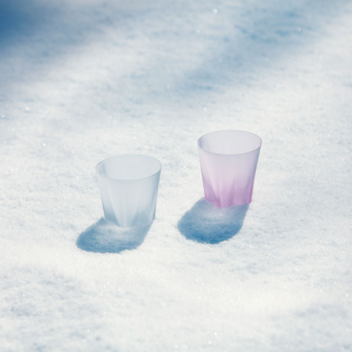 さくらさく 紅白ペアセット 雪桜ロック ロックグラス 日本製 江戸硝子 桜デザイン ギフトセット 桐箱入り 260ml 結露で桜が咲くグラス コップ ガラス 酒器 お酒 焼酎 ウイスキー